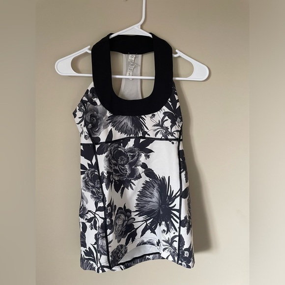 Lululemon Athletica Black and White Floral Tank Top size 6 NWOT - Picture 1 of 4
